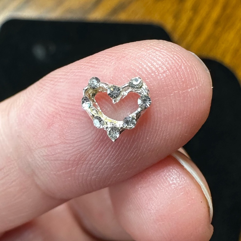 Elegant Silver Heart-Shaped Nail Charms and Embellishments